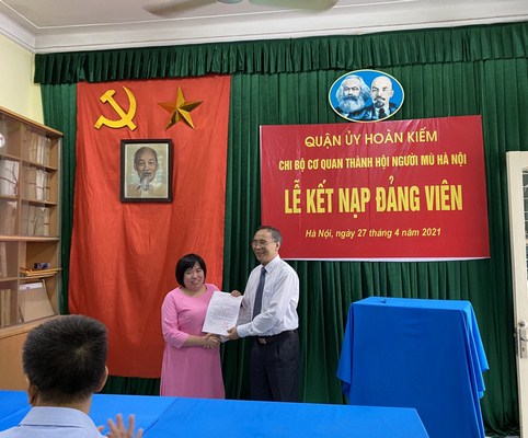 Chi bộ cơ quan Thành hội người mù Hà Nội kết nạp Đảng viên mới và tham gia học tập 10 chương trình công tác của Thành ủy Hà Nội khóa XVII