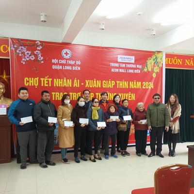 HNM quận Long Biên phối hợp cùng HCTĐ quận và trung tâm thương mại Aeon Long Biên tổ chức hội chợ xuân và trao quà Tết đến hội viên