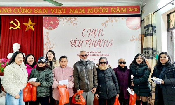 Hội người mù huyện Ứng Hòa phối hợp tổ chức trao tặng 50 suất quà tết cho hội viên có hoàn cảnh đặc biệt khó khăn
