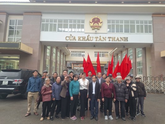 Hội Người mù huyện Ứng Hoà tổ chức chuyến du xuân cho CBHV