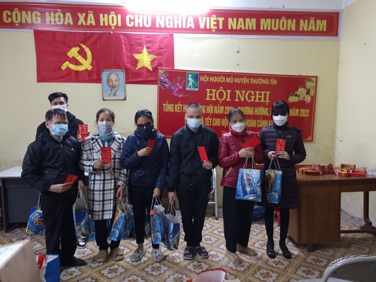 Hội Người mù huyện Thường Tín phối hợp tặng quà Tết cho hội viên có hoàn cảnh khó khăn
