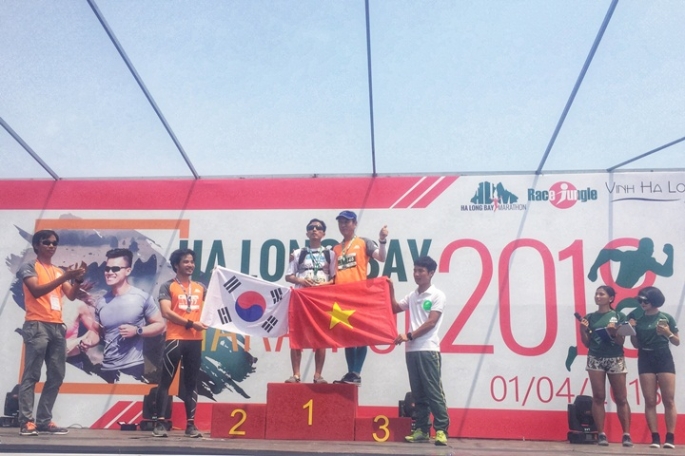 Người mù Việt Nam đầu tiên hoàn thành half marathon nhờ tình yêu của vợ