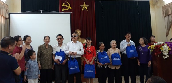 Trao 118 suất quà cho người mù Hà Đông nhân ngày Giải phóng quận
