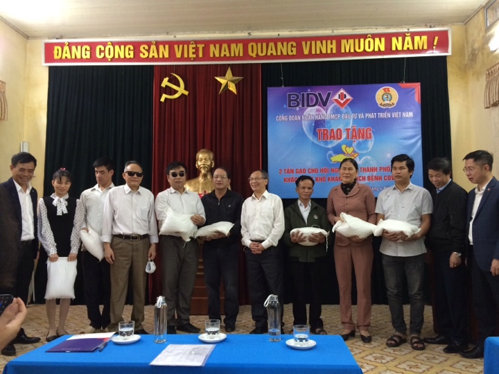 Ngân hàng TMCP Đầu tư và Phát triển Việt Nam BIDV trao 02 tấn gạo cho Hội người mù thành phố Hà Nội
