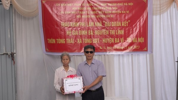    Trao nhà “Đại đoàn kết” cho hội viên Hội Người mù huyện Ba Vì - thành phố Hà Nội.