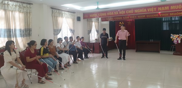 14 chiếc gậy định hướng đã được trao tặng cho Hội người mù huyện Thanh Trì 