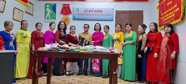 Hội liên hiệp phụ nữ Quận Hà Đông trao tặng 41 bộ áo dài cho phụ nữ khiếm thị. 