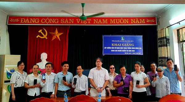 Hội người mù huyện Ứng Hòa tổ chức khai giảng lớp hướng dẫn sử dụng điện thoại thông minh nâng cao năm 2023