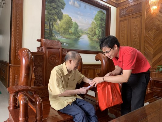 Hội người mù huyện Phú Xuyên tổ chức thăm tặng quà nhân kỷ niệm 76 năm ngày Thương binh liệt sỹ 27/7