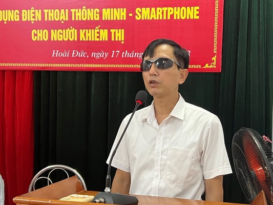 Hội Người mù huyện Hoài Đức tập huấn sử dụng điện thoại thông minh cho hội viên