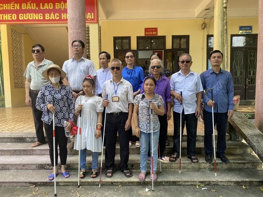 Hội người mù huyện Ứng Hòa tập huấn Kỹ năng sử dụng gậy dò đường