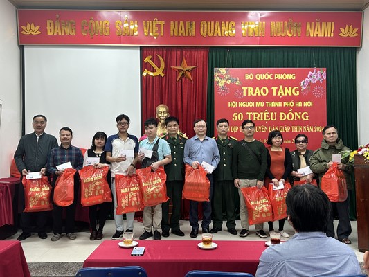 100 suất quà Tết từ Cục Dân vận, Tổng cục Chính trị, Bộ Quốc phòng đến với người khiếm thị Hà Nội