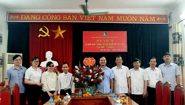 Lãnh đạo huyện Ứng Hòa chức mừng kỷ niệm 55 năm ngày thành lập Hội người mù Việt Nam (17/4/1969 – 17/4/2024)