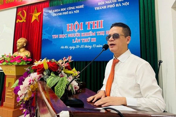 Trao giải các thí sinh xuất sắc tại Hội thi Tin học dành cho người mù Hà Nội