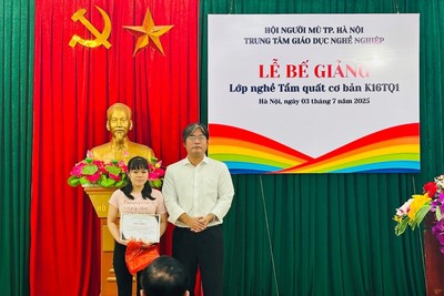 Trung tâm giáo dục nghề nghiệp: Cấp chứng chỉ trình độ sơ cấp cho 11 học viên khiếm thị